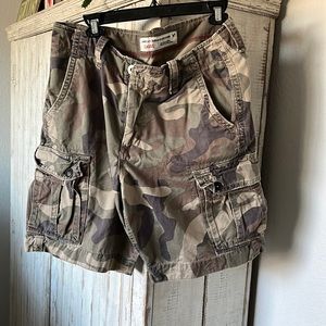 American Eagle classic cargo camo shorts
